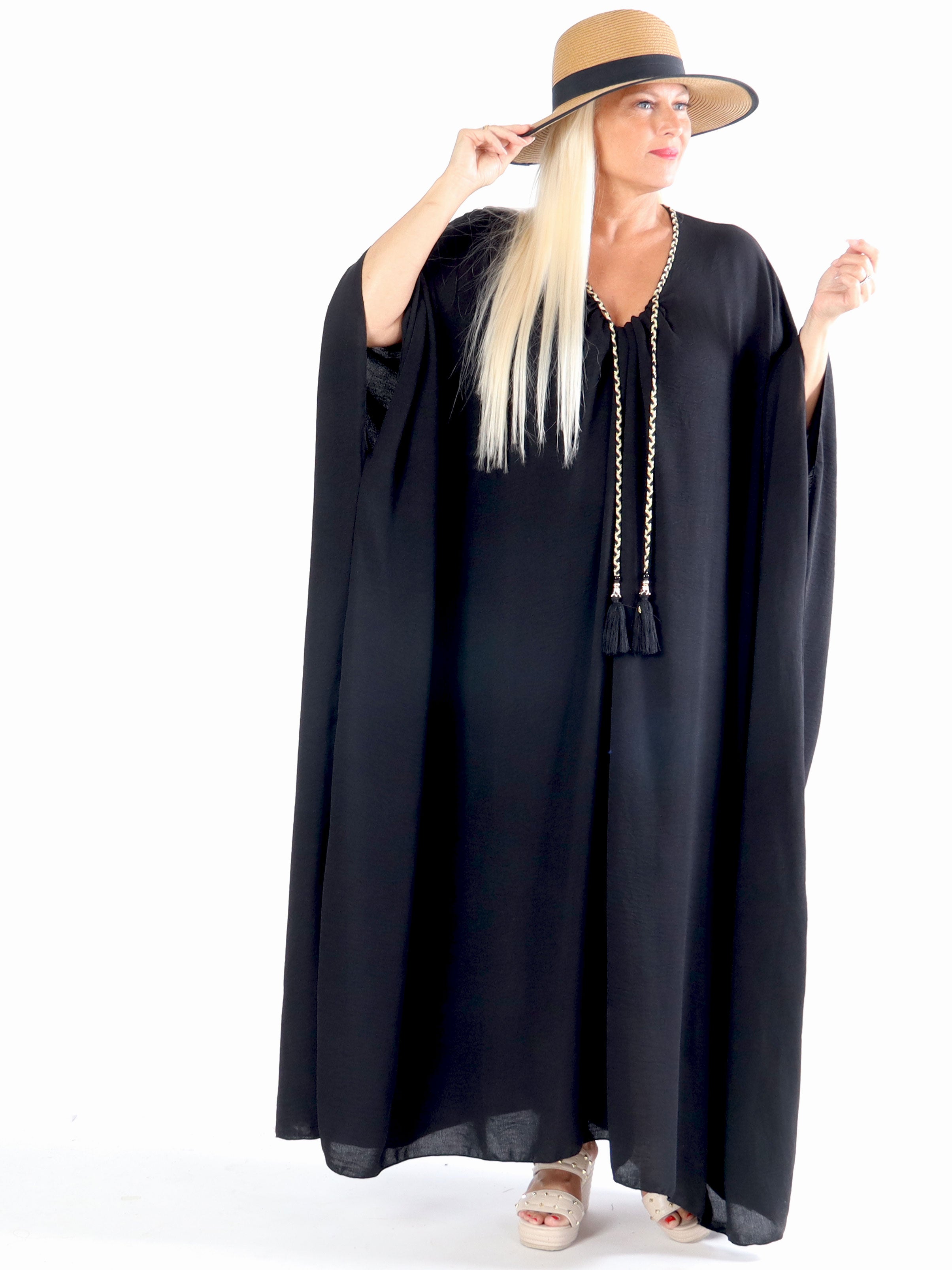 Nynne Plain - Lang plain plus size kjole med flettet snore